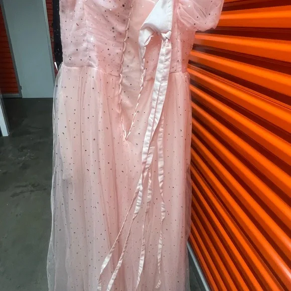 Elegant Pink Gown with Sparkling Details - Picture 7 of 11